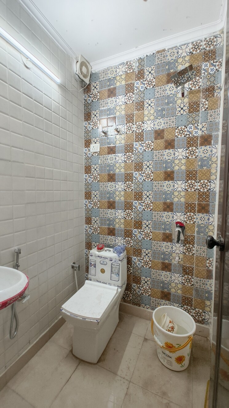 Bathroom, govindpuri 3 Bedroom 900 Sq.Ft. Builder Floor In Govindpuri Delhi 9015217