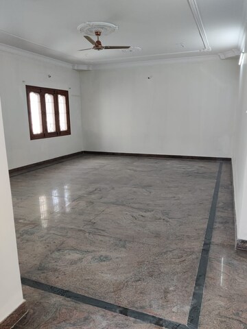 Room in 5 BHK Independent House at Ombr Layout – for Rent