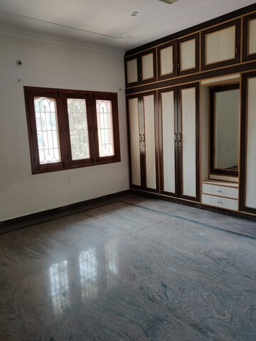 Room in 5 BHK Independent House at Ombr Layout – for Rent