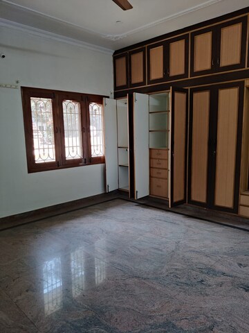 Room in 5 BHK Independent House at Ombr Layout – for Rent