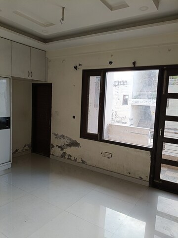 Room in 3 BHK Builder Floor at Pir Machalla – for Rent