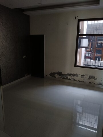 Room in 3 BHK Builder Floor at Pir Machalla – for Rent