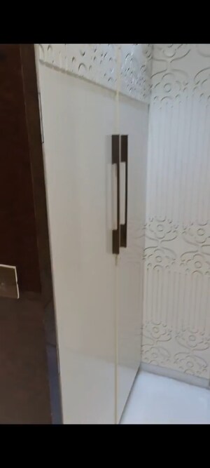 Room in 5 BHK Apartment at Dynamic Panchsheel Heights, Kandivali West – for Sale