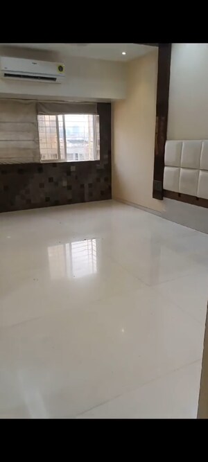 Room in 5 BHK Apartment at Dynamic Panchsheel Heights, Kandivali West – for Sale