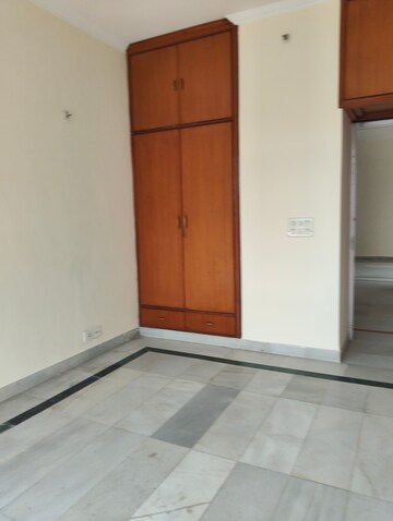 Room in 4 BHK Apartment at Ansal Sushant Estate, Sector 52 – for Rent