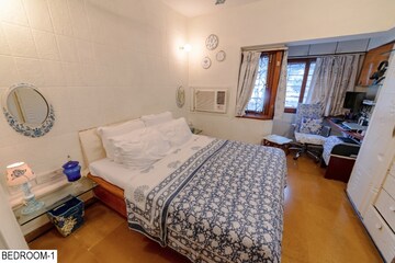 Master Bedroom in 4 BHK Apartment at Amarnath Towers, Andheri West – for Rent