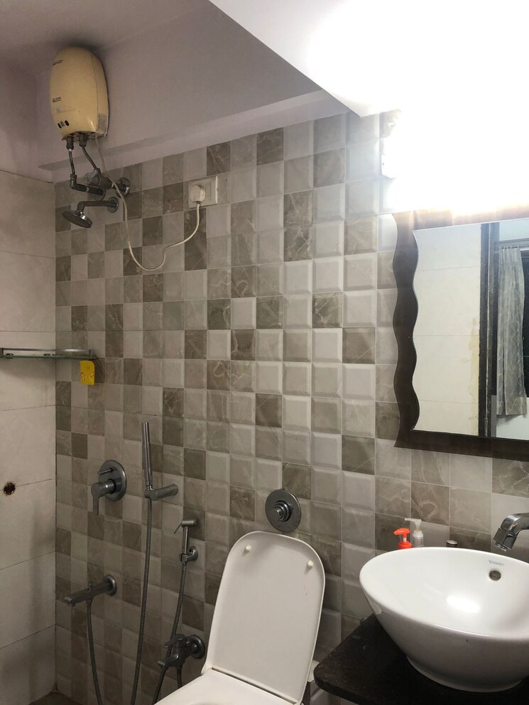 Bathroom, hiranandani-gardens-lotus 2 Bedroom 936 Sq.Ft. Apartment In Powai Mumbai 9015949