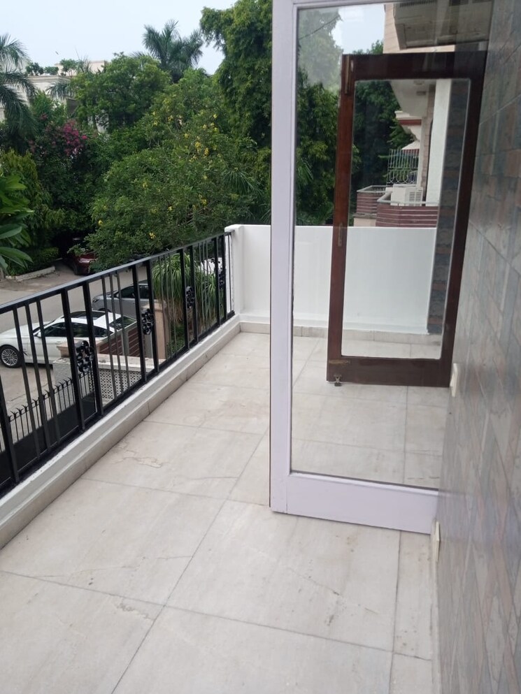 Balcony, maharani bagh 4 Bedroom 800 Sq.Yd. Builder Floor In Maharani Bagh Delhi 9015992