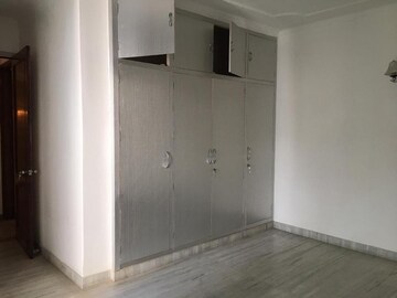 Room in 3 BHK Builder Floor at Panchsheel Park – for Rent