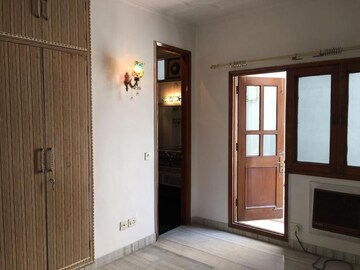 Room in 3 BHK Builder Floor at Panchsheel Park – for Rent