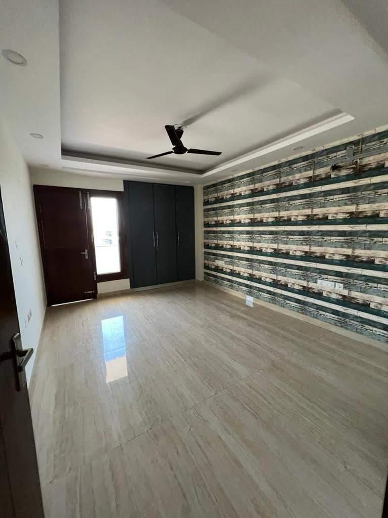 3 BHK + Servant Room 2200 Sq.Ft. Builder Floor in Sushant Lok 3