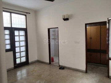 Room in 3 BHK Builder Floor at Sector 27 – for Rent