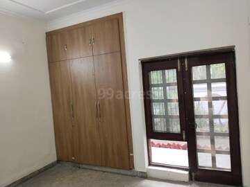 Room in 3 BHK Builder Floor at Sector 27 – for Rent