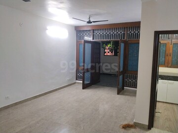 Room in 3 BHK Builder Floor at Sector 27 – for Rent