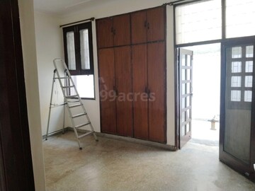 Room in 3 BHK Builder Floor at Sector 27 – for Rent