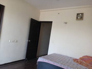 Room in 2 BHK Apartment at Landcraft Golflinks Plaza, Pandav Nagar – for Rent