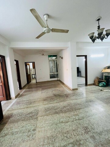 2 BHK Builder Floor For Rent in Saket