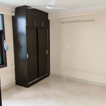 Room in 3 BHK Independent House at Sector 37 – for Rent