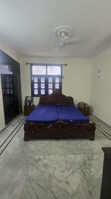 Living Room in 4 BHK Apartment at Tarika CGHS, Sector 43 – for Rent