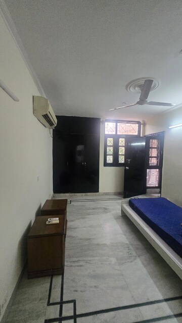 Living Room in 4 BHK Apartment at Tarika CGHS, Sector 43 – for Rent