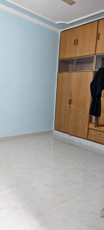 Furnished Amenities in 2 BHK Builder Floor at Lajpat Nagar – for Rent