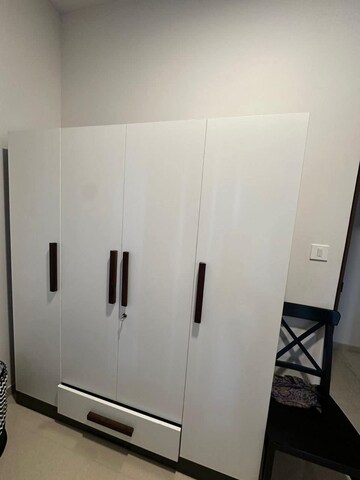 Furnished Amenities in 2 BHK Apartment at Andheri West – for Rent