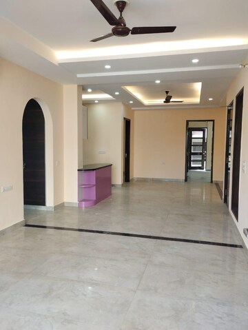 Building Lobby in 3 BHK Builder Floor at DLF City Phase V, Dlf Phase V – for Rent