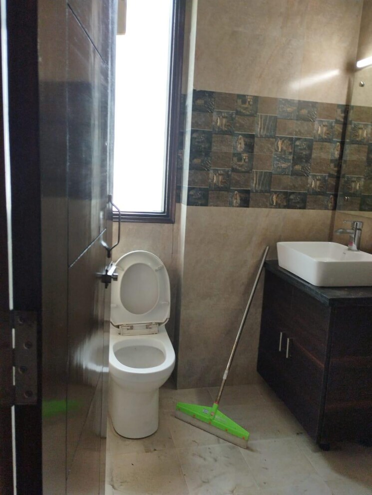 Bathroom, dlf-city-phase-v 3 Bedroom 270 Sq.Yd. Builder Floor In Dlf Phase V Gurgaon 9016296