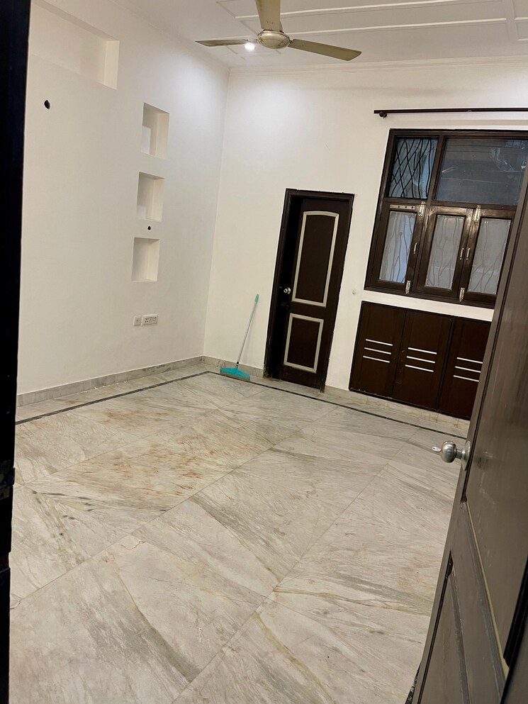 Room, tulip-mall 3 Bedroom 2500 Sq.Ft. Builder Floor In Sector 46 Noida 9016389