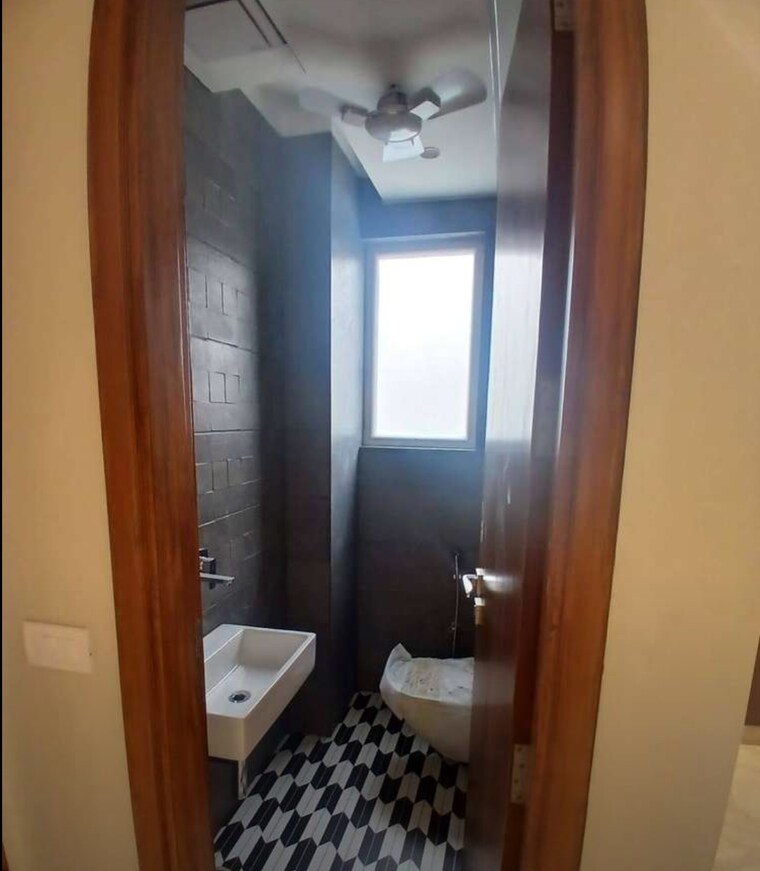 Attached Bathroom, noida central 3 Bedroom 1400 Sq.Ft. Builder Floor In Noida Central Noida 9016375