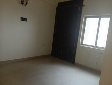 Room in 3 BHK Apartment at Landcraft Golflinks Plaza, Pandav Nagar – for Rent