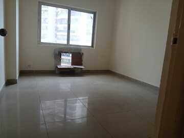 Room in 3 BHK Apartment at Landcraft Golflinks Plaza, Pandav Nagar – for Rent