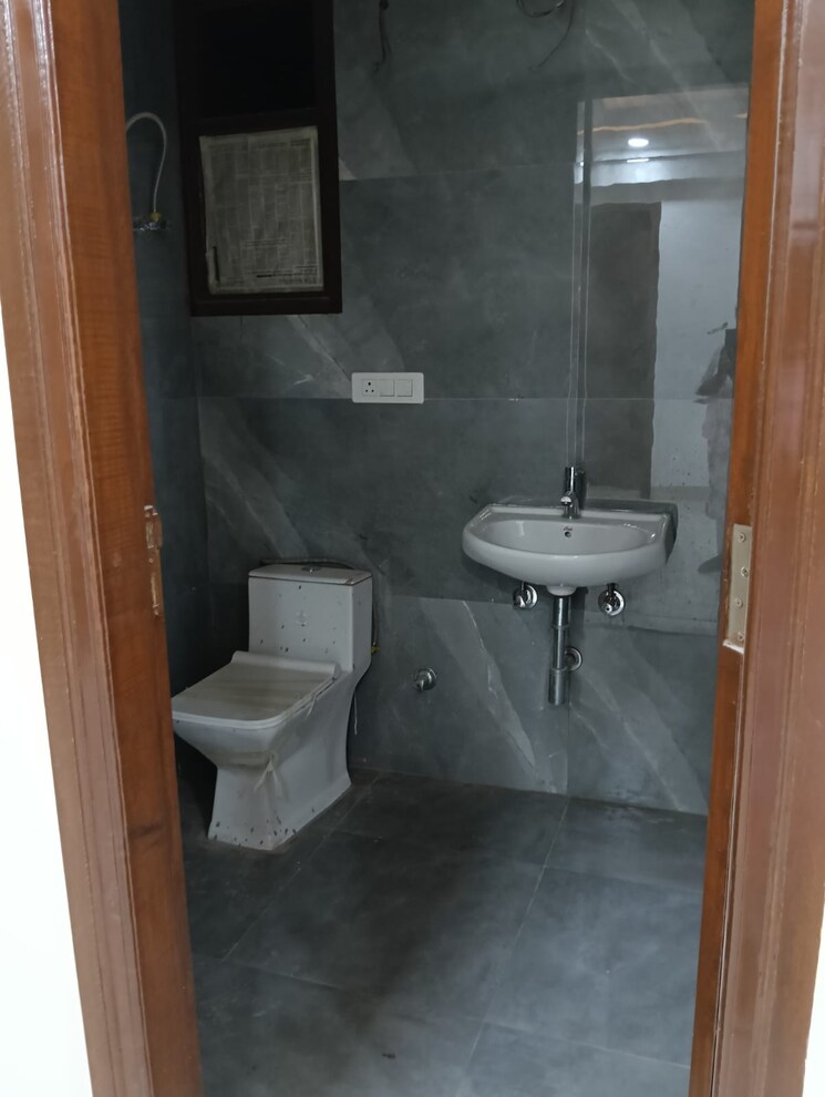 Bathroom, chattarpur 3 Bedroom 135 Sq.Yd. Builder Floor In Chattarpur Delhi 9016436