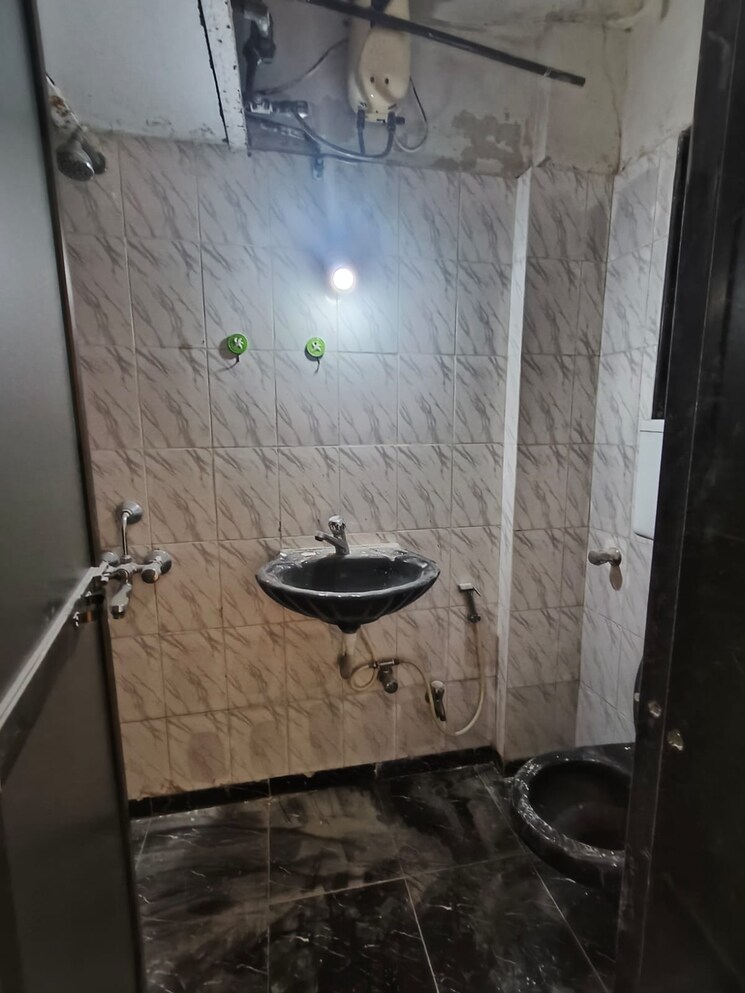 Bathroom, jyoti-complex 1 Bedroom 420 Sq.Ft. Apartment In Goregaon East Mumbai 9016589
