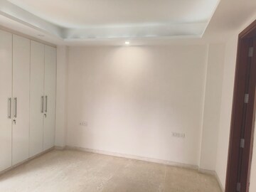 Room in 4 BHK Apartment at Green Park – for Rent
