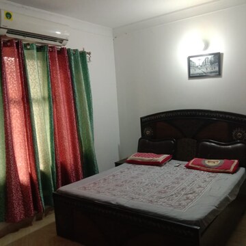 Bedroom in 4 BHK Builder Floor at Srishti Estate, Sector 42 – for Rent