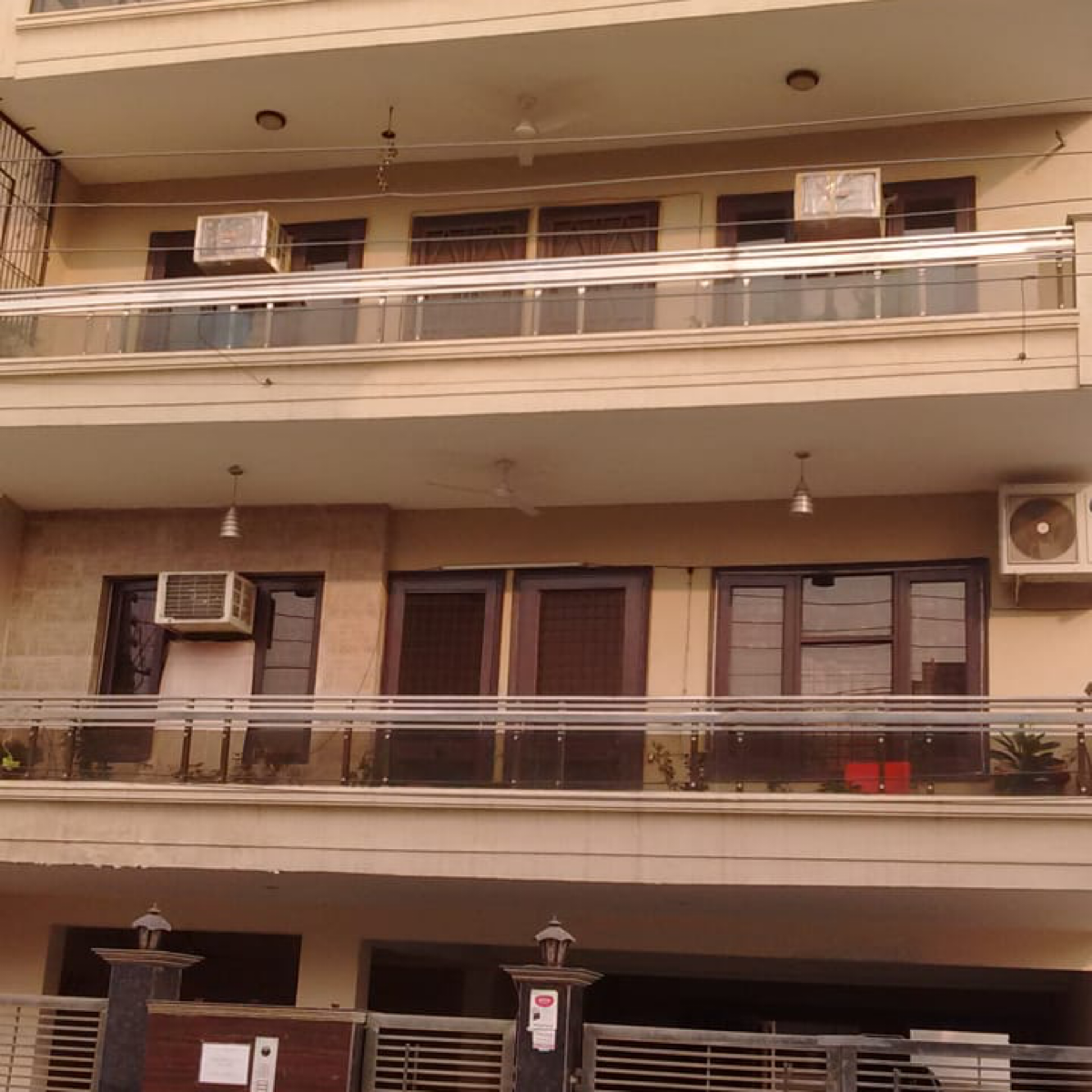 4 BHK 1700 Sq.Ft. Builder Floor in Srishti Estate