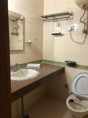 Bathroom in 3 BHK Apartment at Sanskriti Apartments Gurgaon, Sector 43 – for Sale