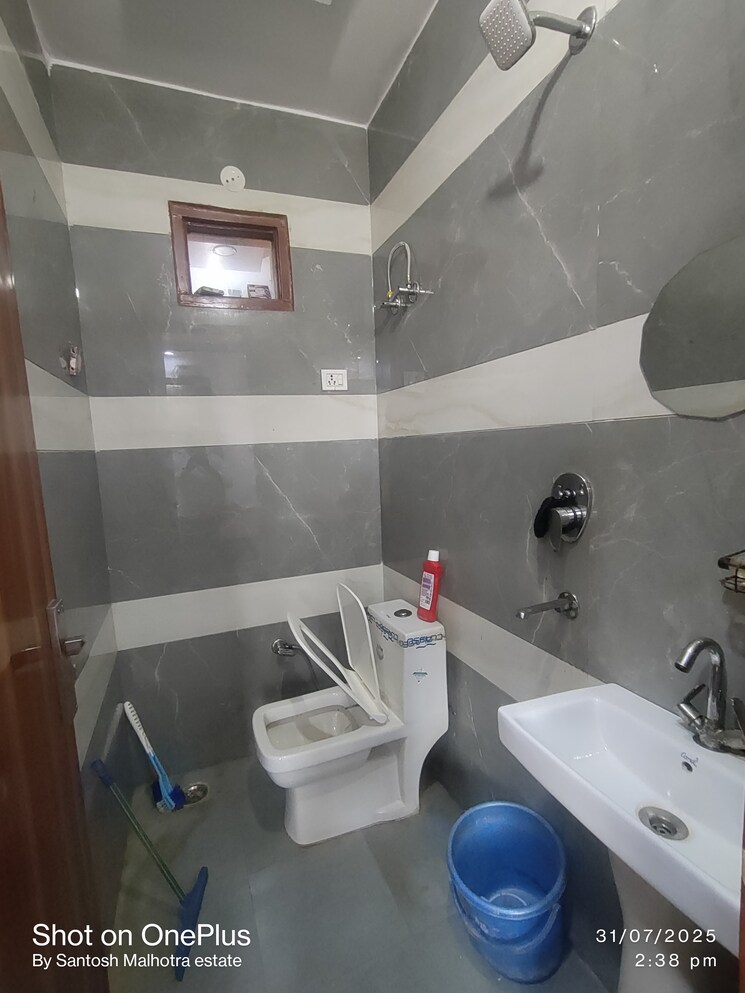 Bathroom, dwarka mor 2 Bedroom 55 Sq.Yd. Builder Floor In Dwarka Mor Delhi 9016758