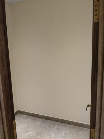 Room in 3.5 BHK Apartment at Sawasdee Heights, Lawrence Road – for Sale
