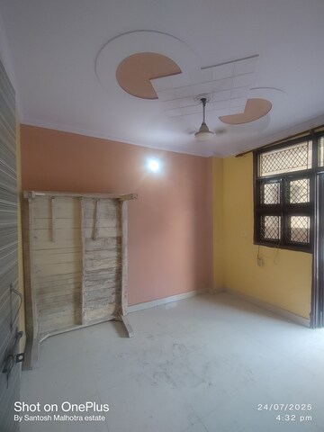 Room in 2 BHK Builder Floor at Dwarka Mor – for Rent