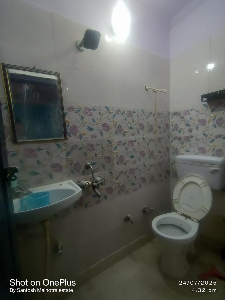 Bathroom, dwarka mor 2 Bedroom 60 Sq.Yd. Builder Floor In Dwarka Mor Delhi 9016799
