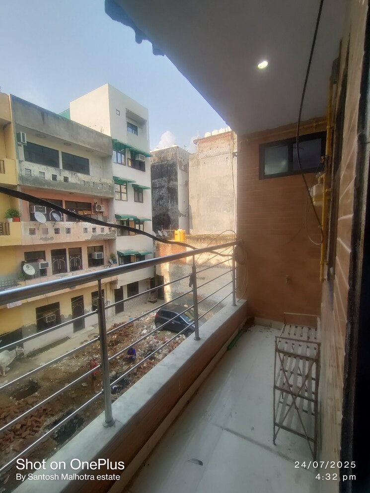 Balcony, dwarka mor 2 Bedroom 60 Sq.Yd. Builder Floor In Dwarka Mor Delhi 9016799