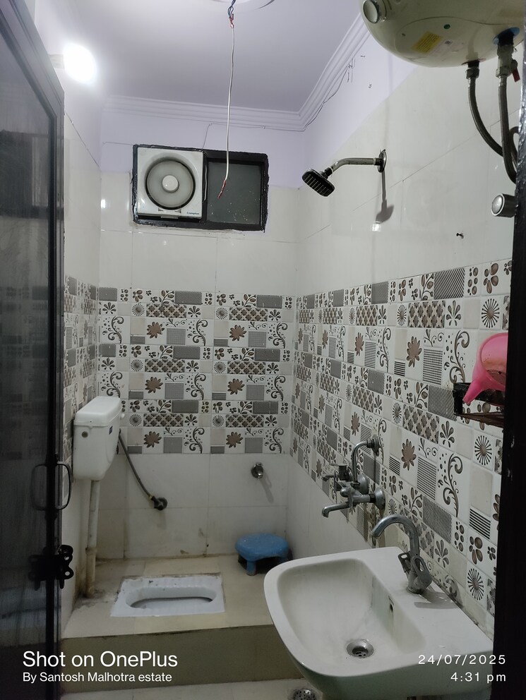 Bathroom, dwarka mor 2 Bedroom 60 Sq.Yd. Builder Floor In Dwarka Mor Delhi 9016799