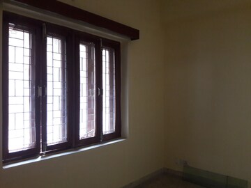 Room in 3 BHK Builder Floor at Sarvapriya Vihar – for Rent