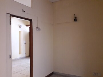 Room in 3 BHK Builder Floor at Sarvapriya Vihar – for Rent