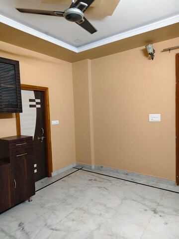 Room in 3 BHK Builder Floor at Gomti Nagar – for Rent