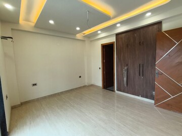Room in 4 BHK Builder Floor at Green Fields Colony – for Sale