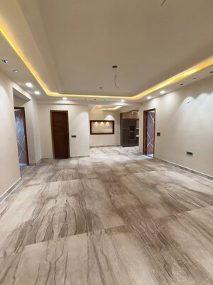 Room in 4 BHK Builder Floor at Green Fields Colony – for Sale