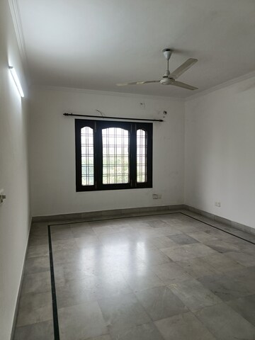 Room in 4 BHK Independent House at Sector 51 – for Rent